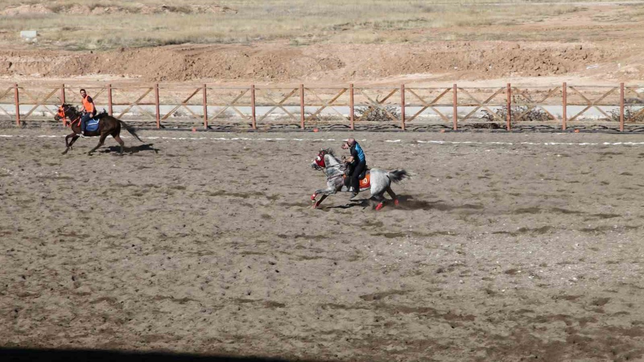 Malatya’nın Yazıhan ilçesinde ata sporu atlı cirit yaşatılıyor
