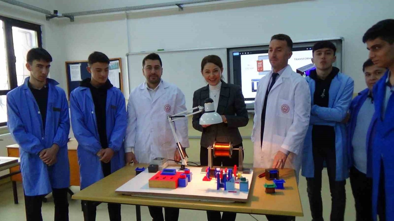 Öğrenciler depodaki atıl malzemelerden trafo sarma makinesi yaptı
