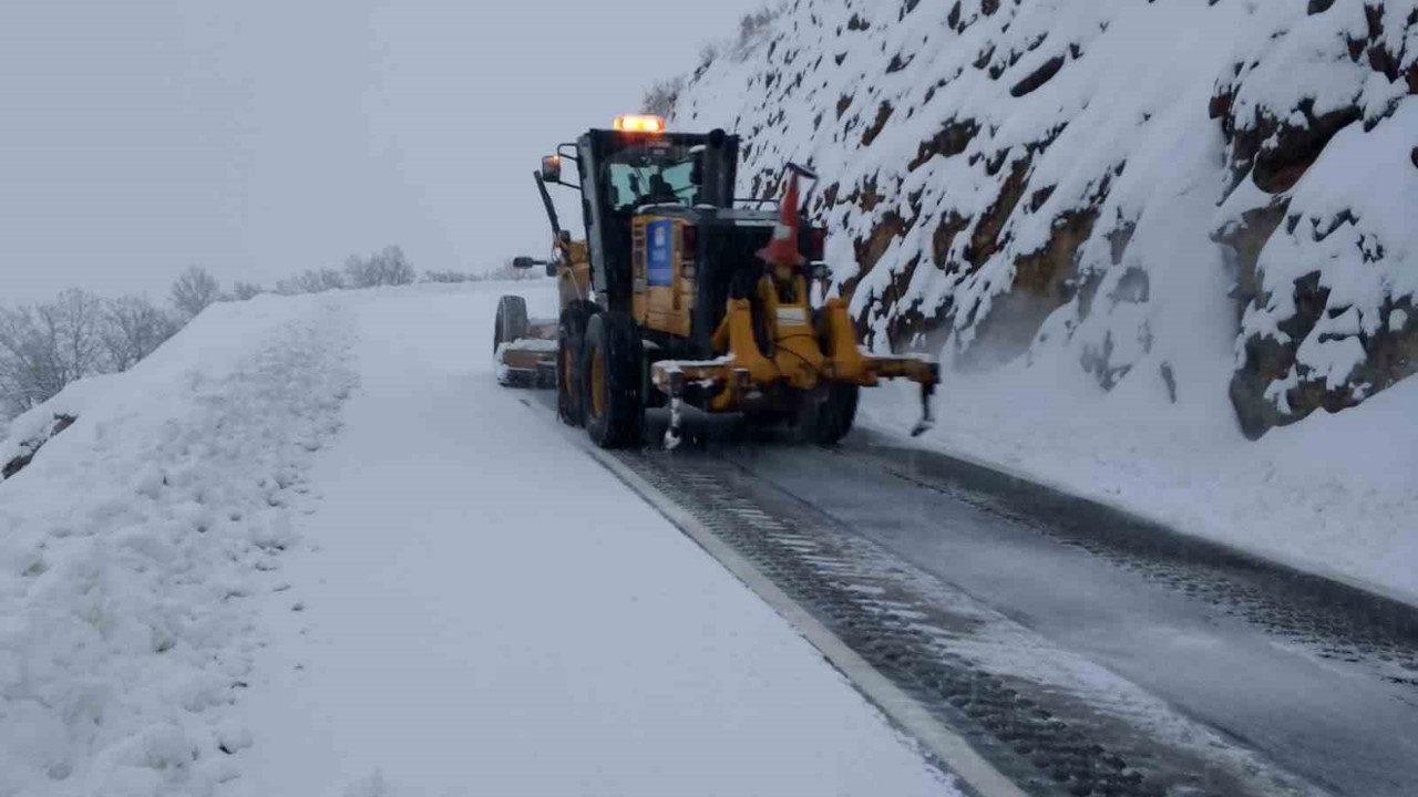 Kar yağışıyla kapanan kırsal mahalle yolları açılıyor
