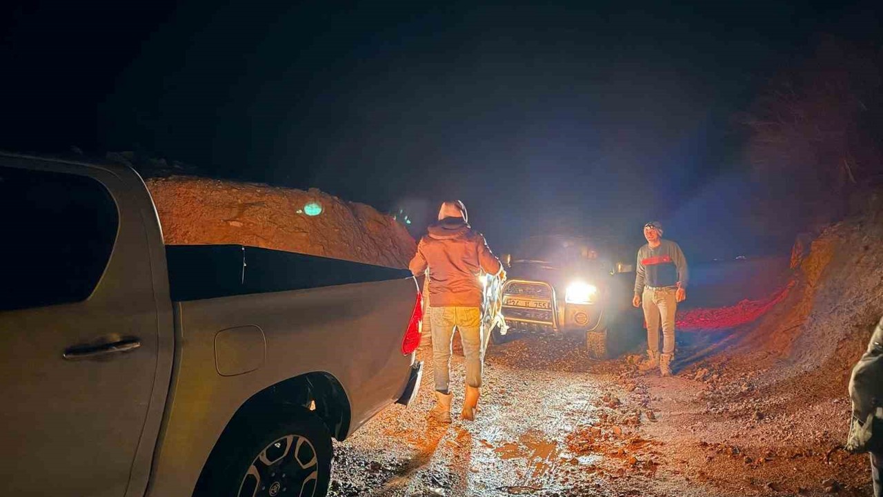 Gercüş’te çamura saplanan aracı Özel İdare ekipleri kurtardı
