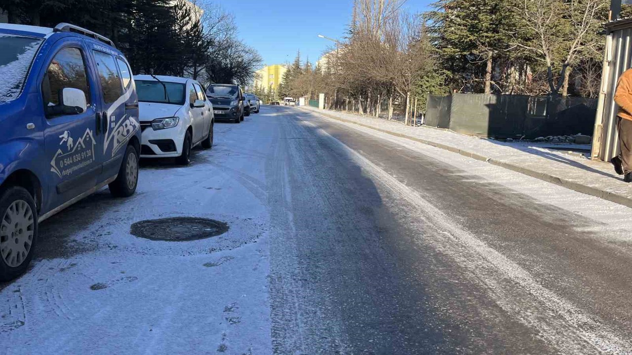 Çankaya’da yollar buz pistine döndü
