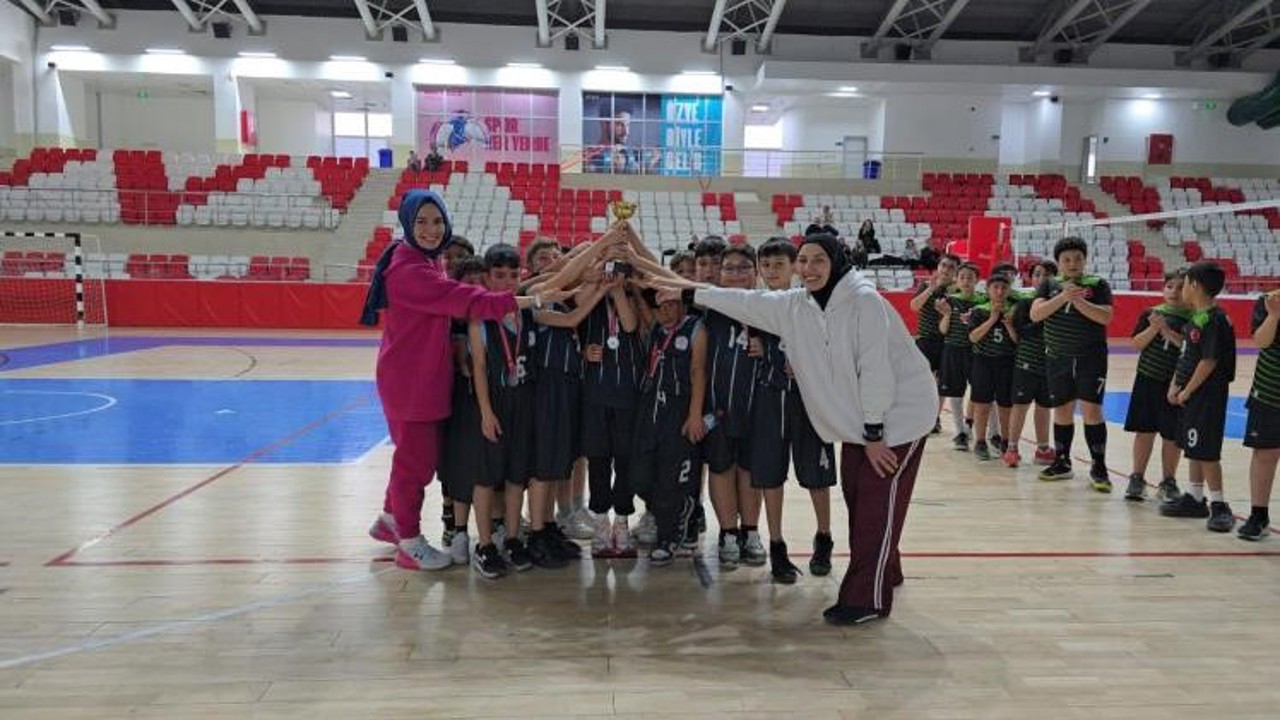 Bilecik’te küçük erkekler voleybol müsabakaları tamamlandı
