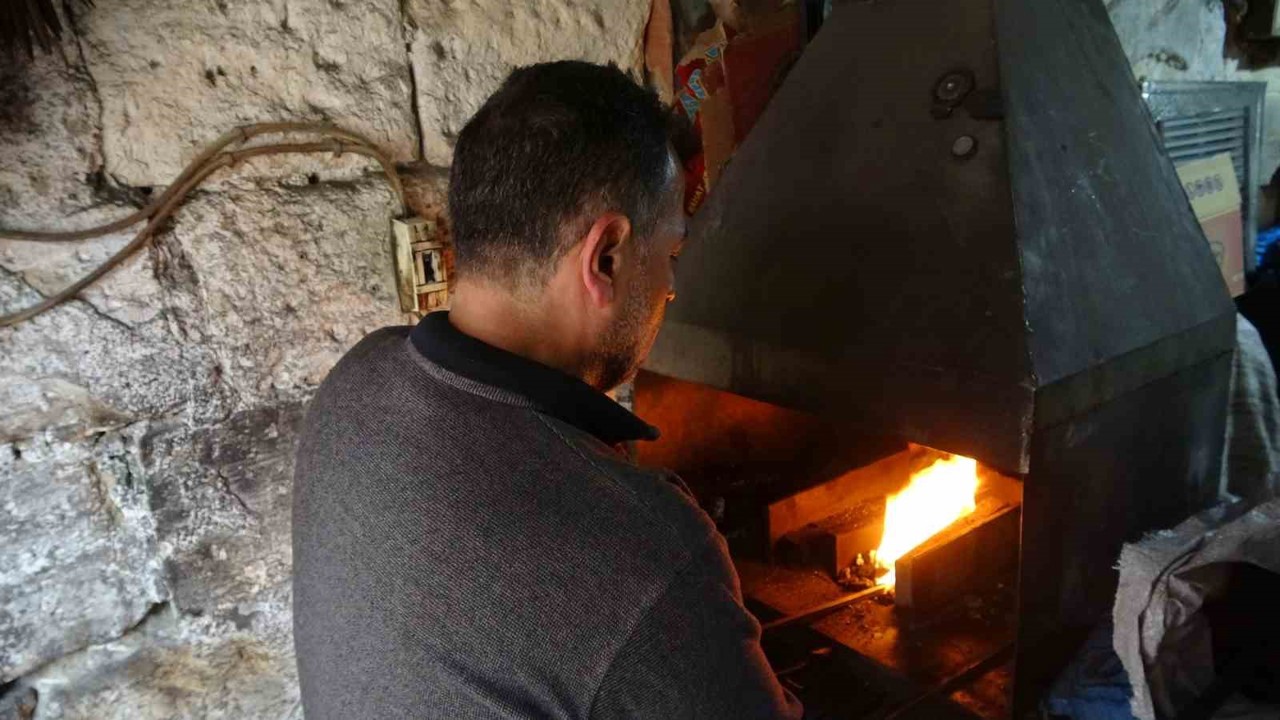 Eski yöntemlerle ürettiği kebap şişlerini 15 ülkeye ihraç ediyor
