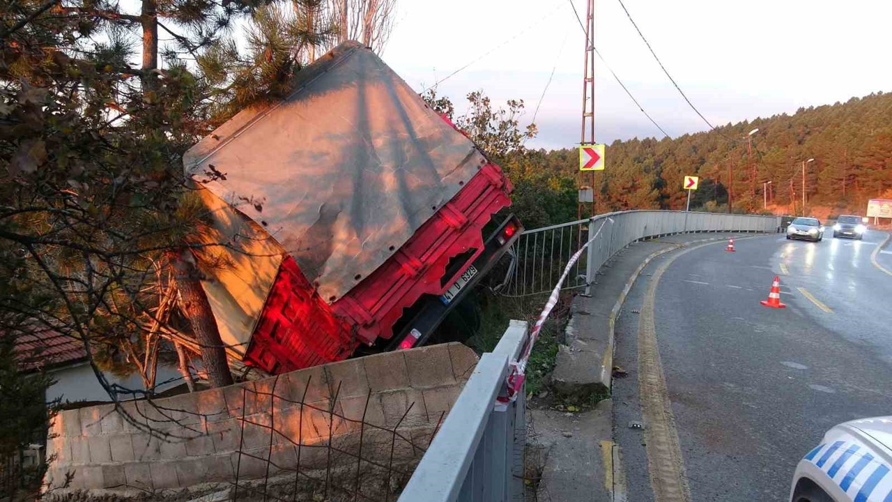 Pendik’te kamyonet kontrolden çıktı: Faciayı ağaçlar önledi
