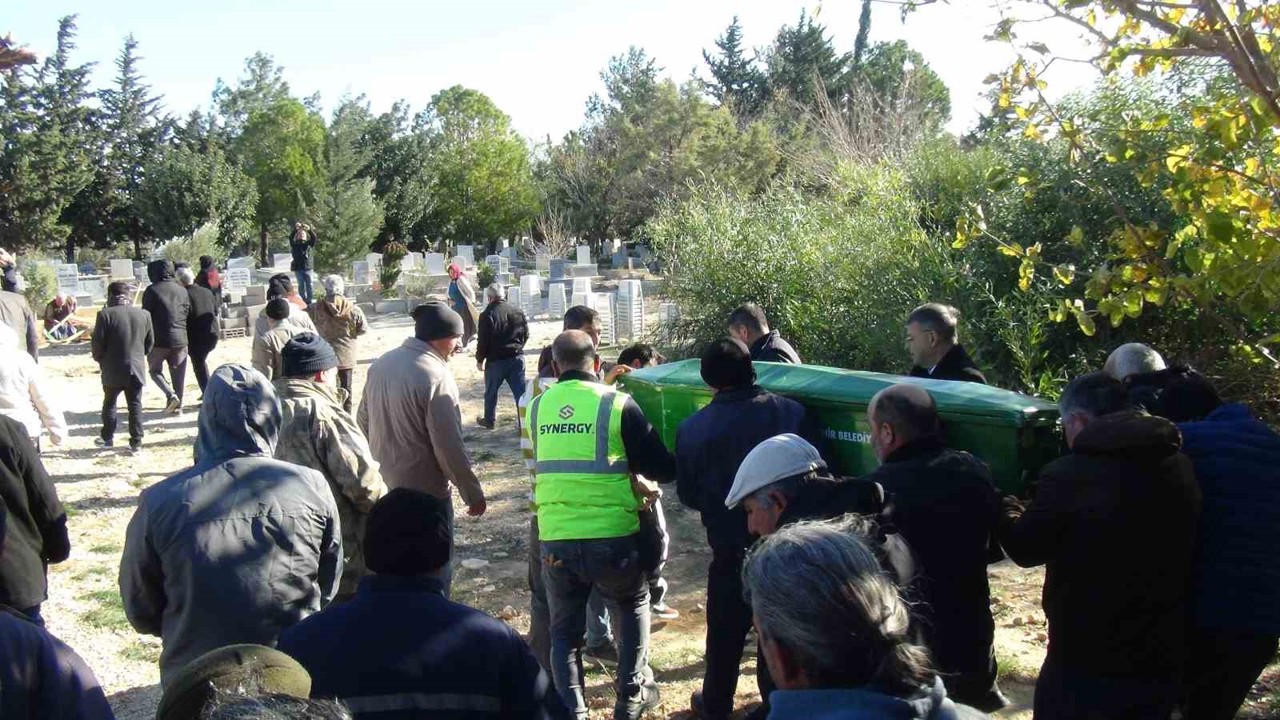 Yangında ölen 2 kardeşe acı veda: Aynı tabutla getirilip aynı kabre defnedildiler
