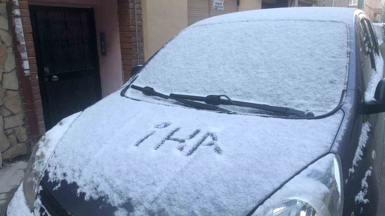 Eskişehir’de araçlar karla kaplandı
