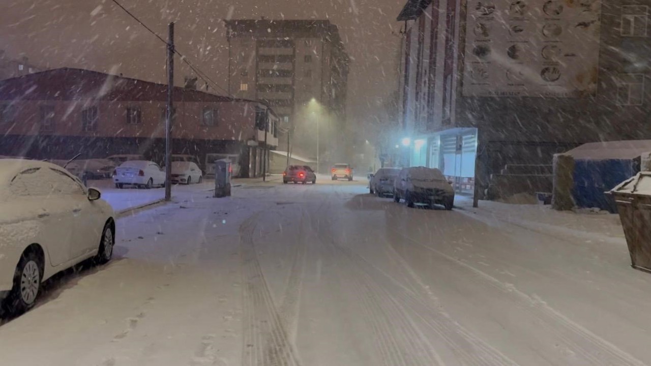 Patnos’ta kar yağışı ulaşımı aksattı, tırlar yolda kaldı
