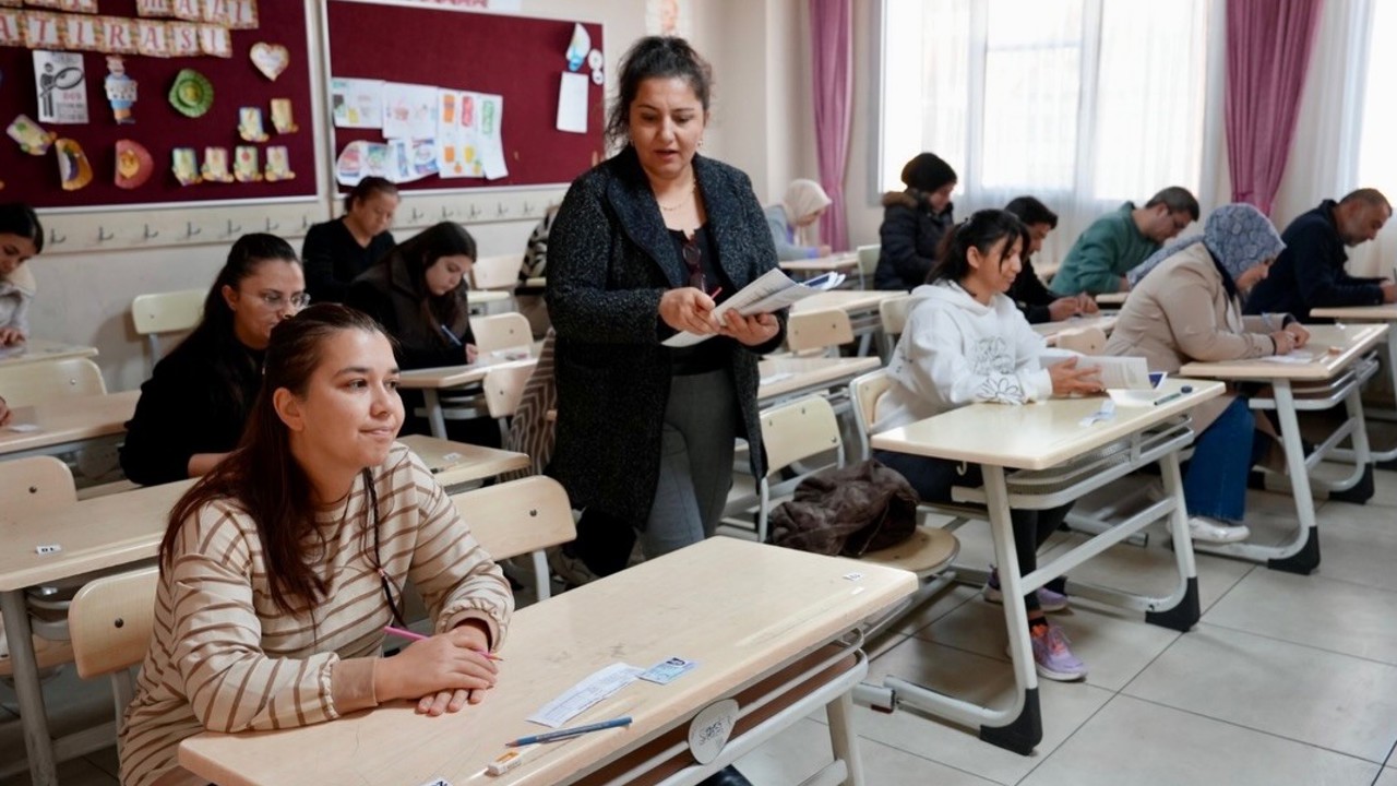 Öğrenciler dışarıda, veliler sınavda
