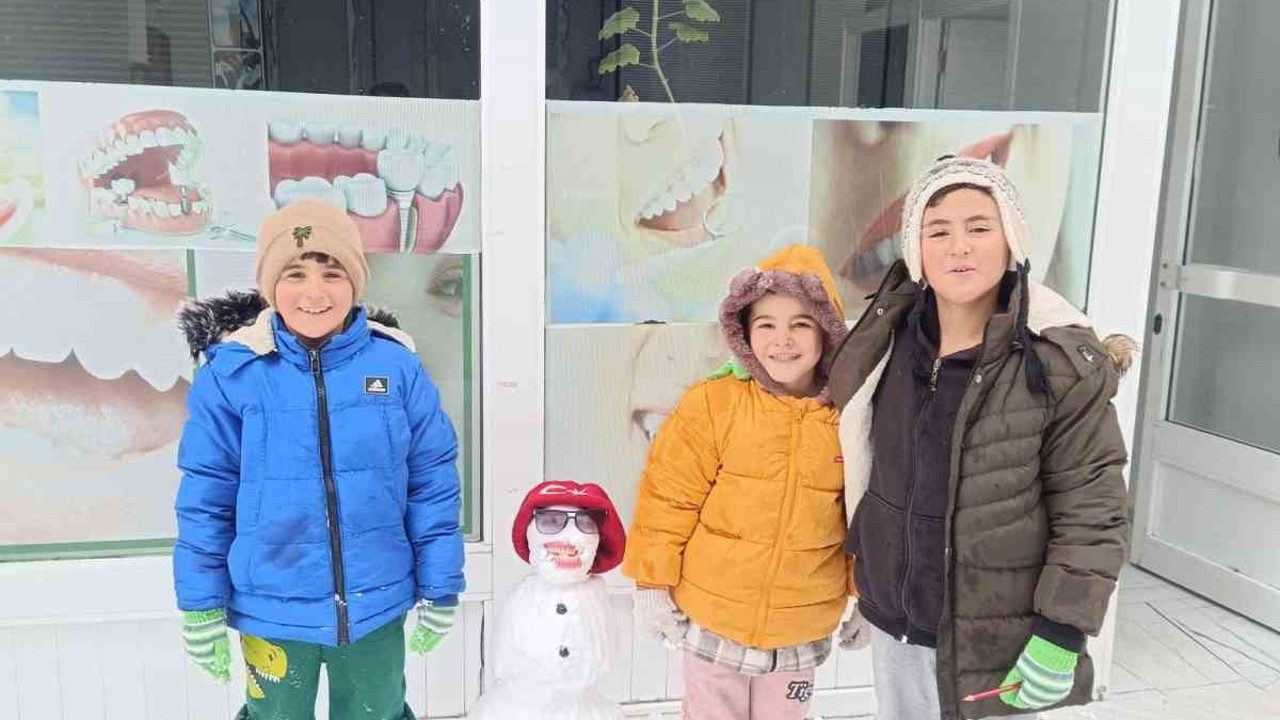 Diyadin’de çocuklar karın tadını kardan adam yaparak çıkardı
