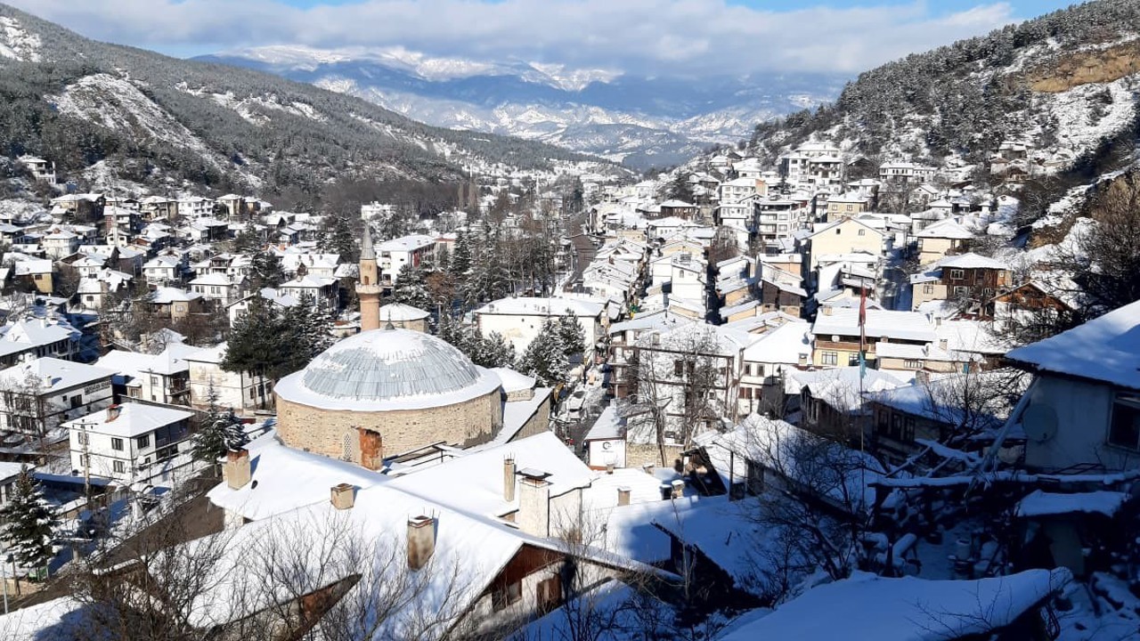 Tarihi osmanlı kasabasında kış güzelliği

