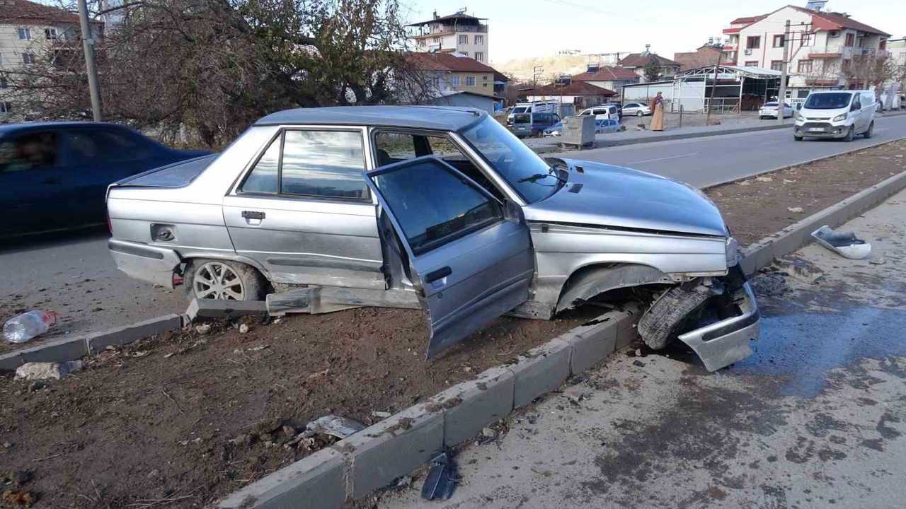 Malatya’da temizlik aracı ile çarpışan araç refüje çıktı

