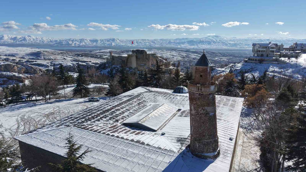 Beyaz gelinliğini giyen Harput havadan görüntülendi
