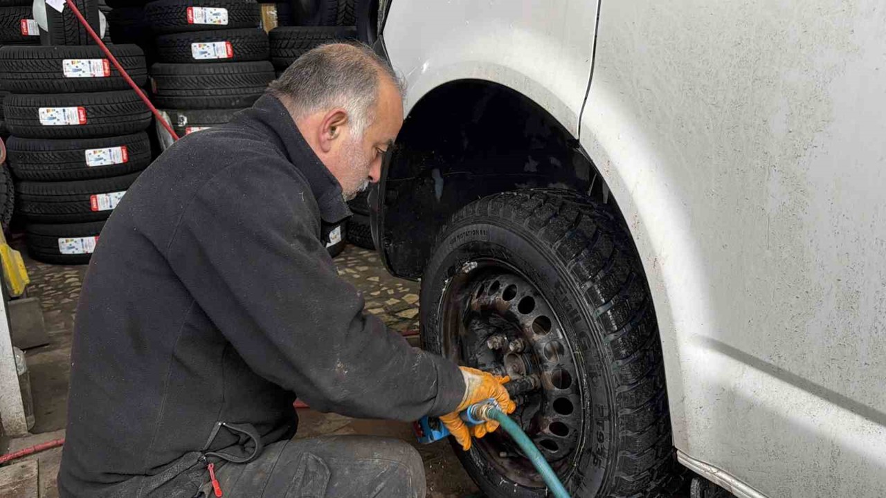 Kar yağdı, kış lastiği telaşı başladı
