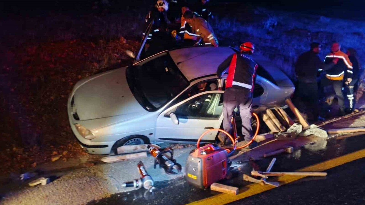 Mardin’de şarampole devrilen otomobilde 2 kişi yaralandı
