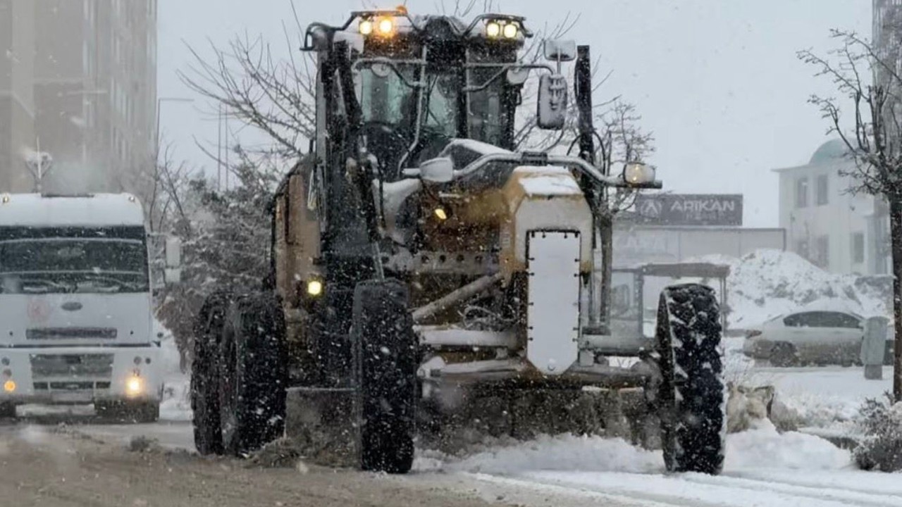 Elazığ’da karla mücadele çalışmaları sürüyor
