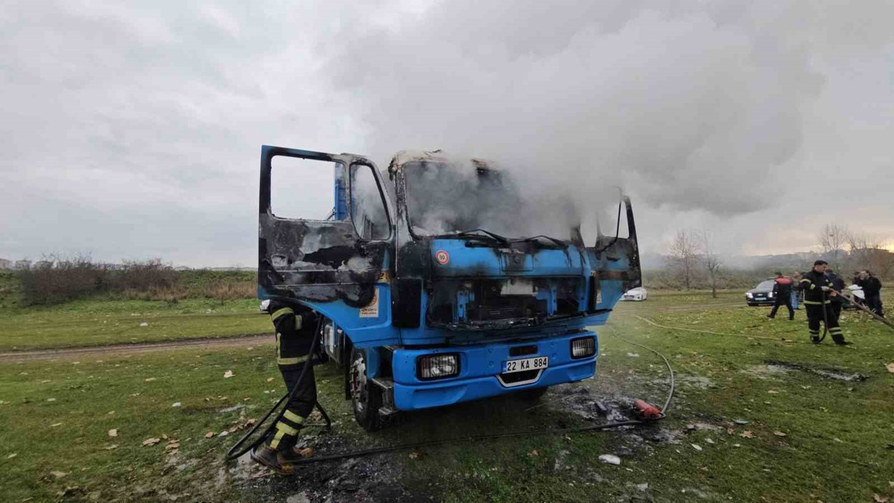 Edirne’de park halindeki kamyon alevlere teslim oldu
