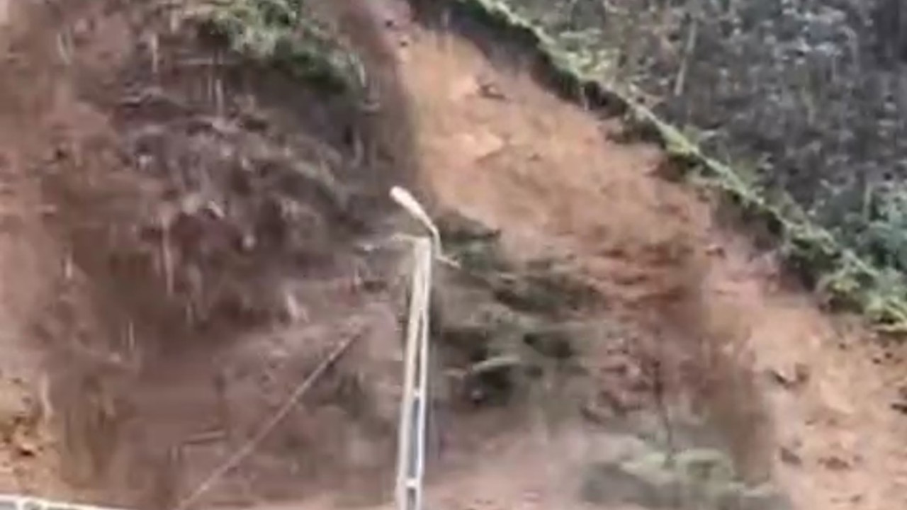 Rize’de yağmur heyelana yol açtı
