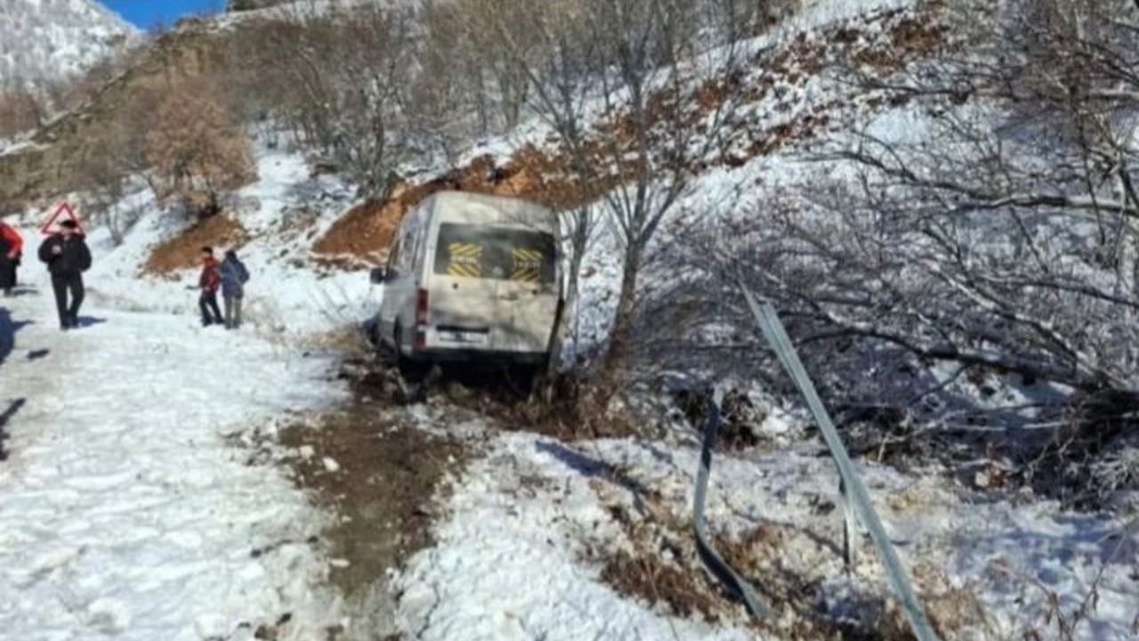 Taraftarları taşıyan minibüs şarampole kaydı
