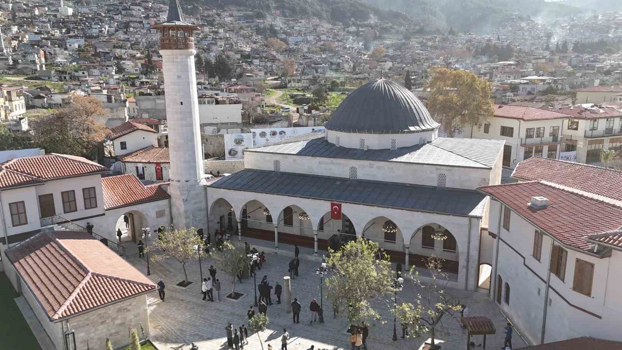 İnşa çalışmalarıyla yeniden ayağa kalkan Habibi Neccar Camii, Cumhurbaşkanı Erdoğan’ın açılışını gerçekleştirmesiyle vatandaşların akınına uğruyor
