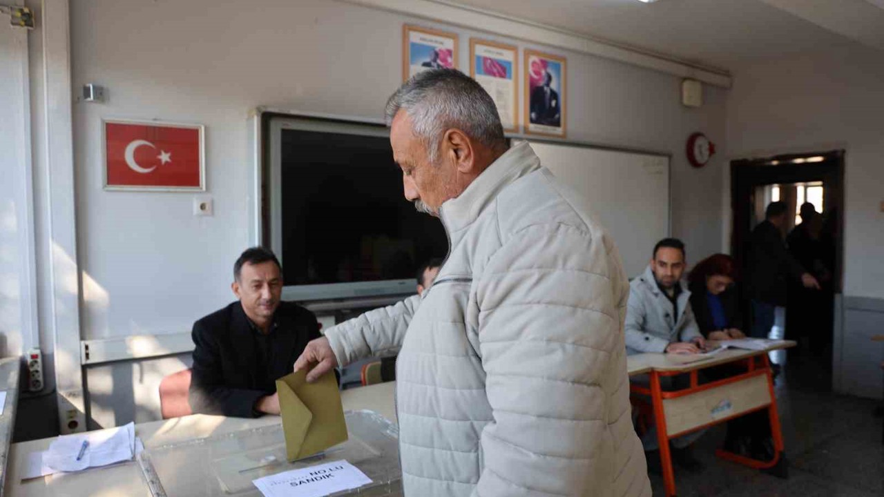 Adana’da bir mahallede seçim heyecanı
