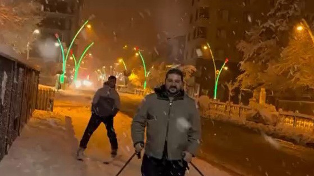 Muş’ta kar eğlenceye dönüştü: İstasyon Caddesi’nde kayak keyfi
