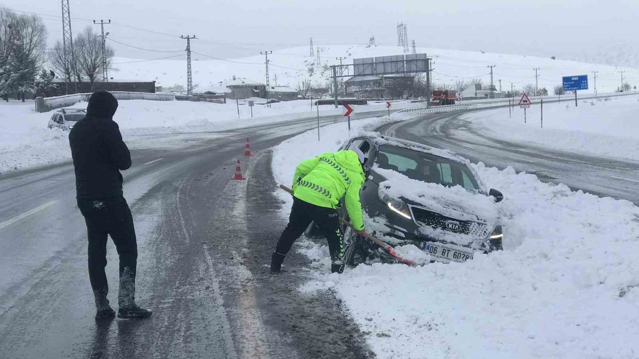 Zorlu kış şartlarında polislerden örnek müdahale
