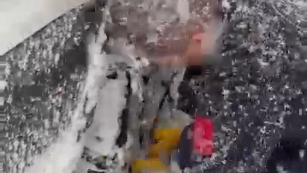 Sağlık ekiplerinin kar mesaisi: Zincir takıp hastaya ulaştılar
