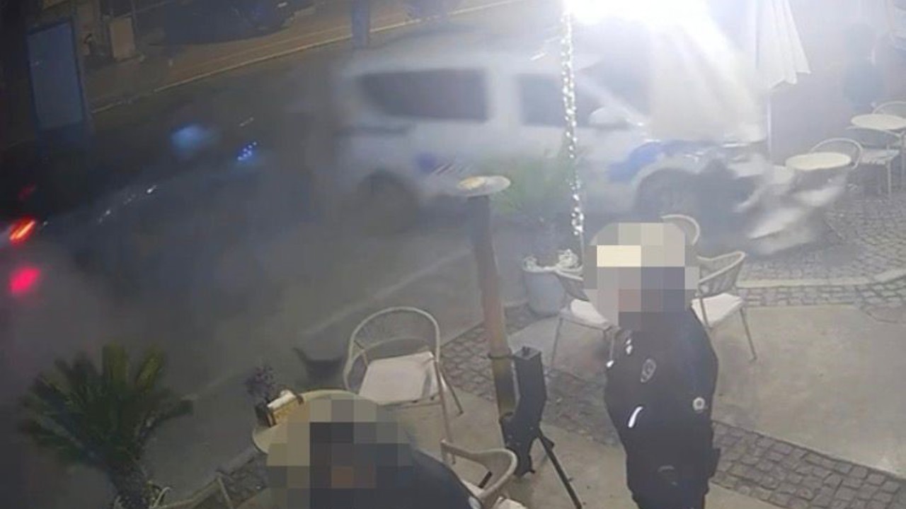 Çeşme’de otomobilin polis aracına çarptığı anlar kameraya yansıdı
