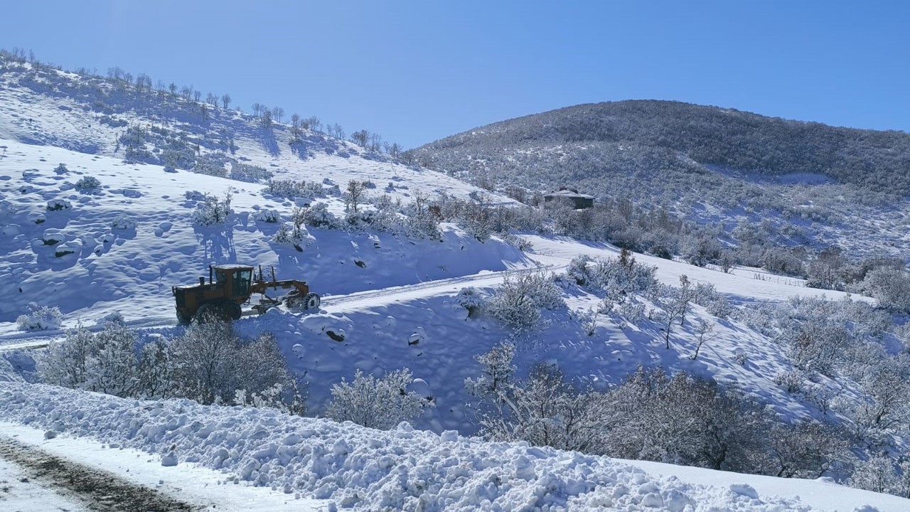 Bingöl’de kapanan köy yollarında çalışmalar aralıksız sürüyor
