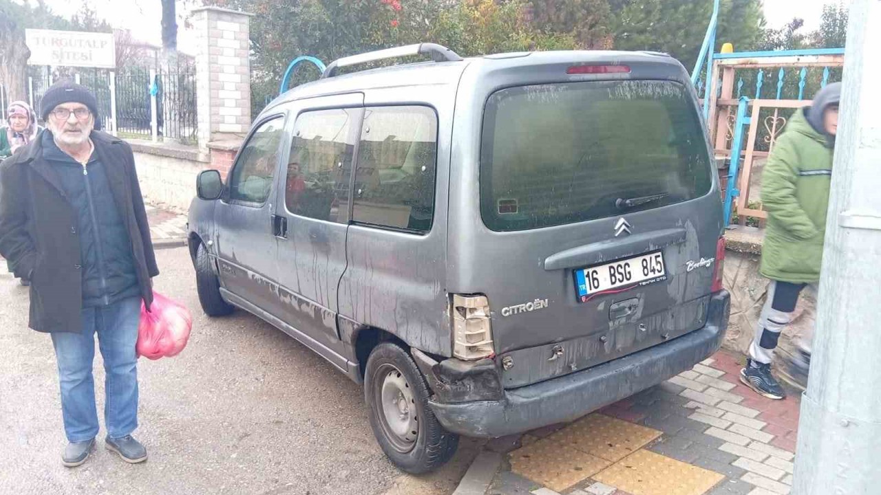 Bursa’da otomobil hafif ticari araca çarptı: 2 yaralı
