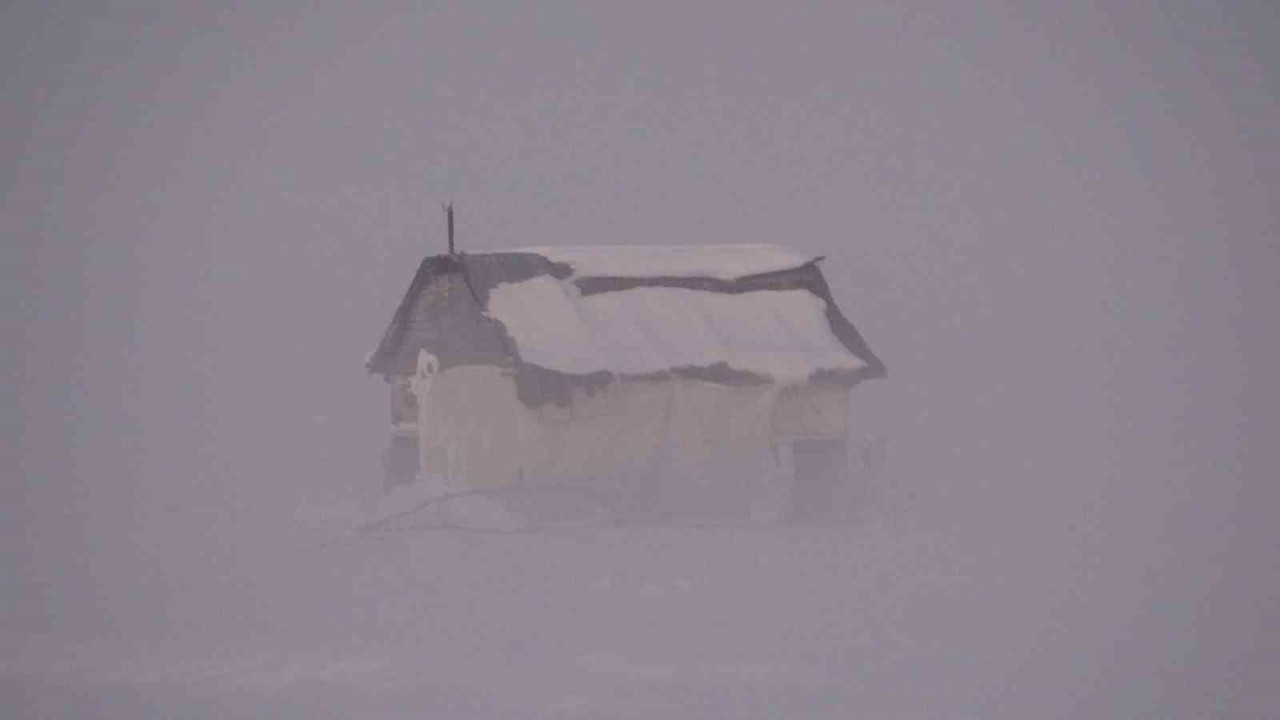 Muş’ta sis ve gün batımı kartpostallık manzara oluşturdu
