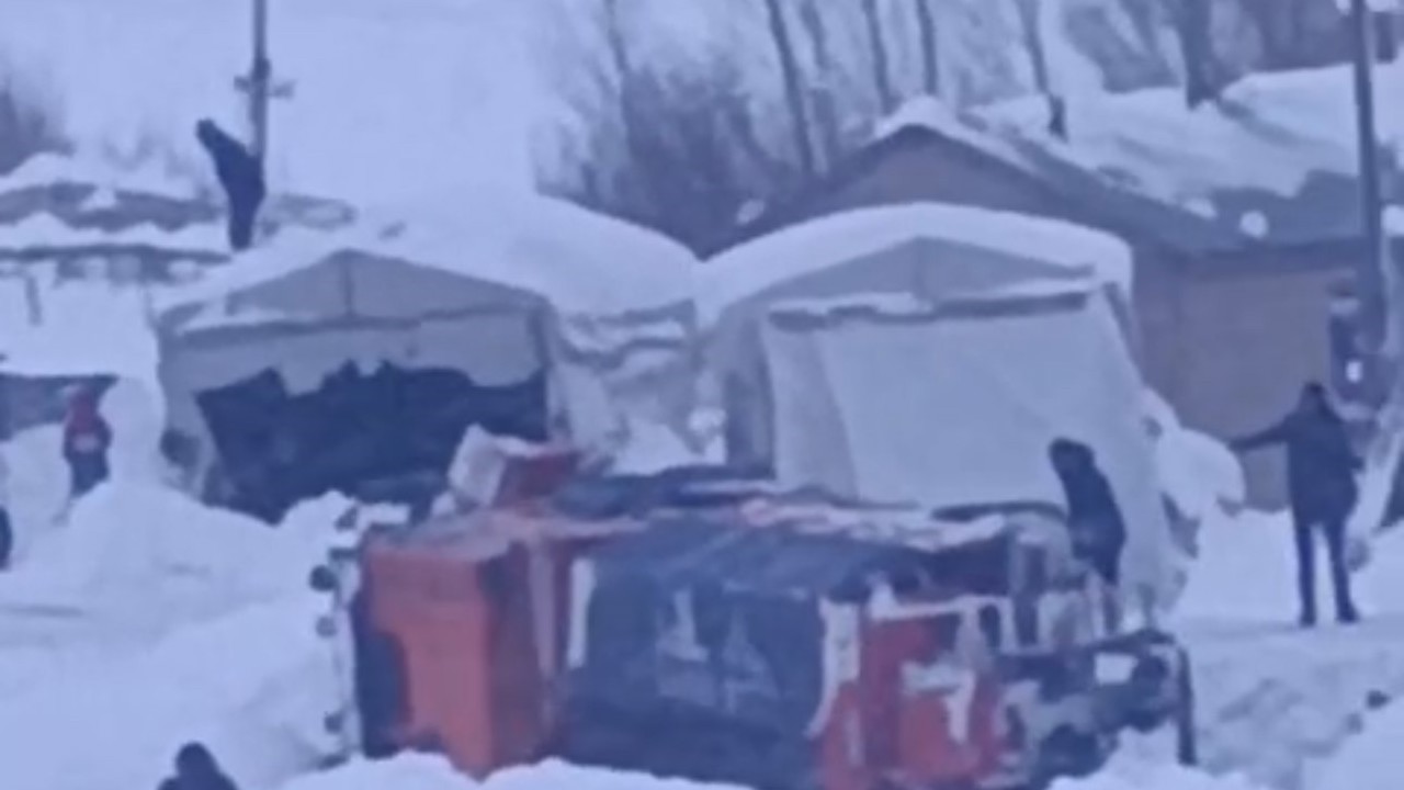 Yüksekova’da karla mücadele aracı devrildi
