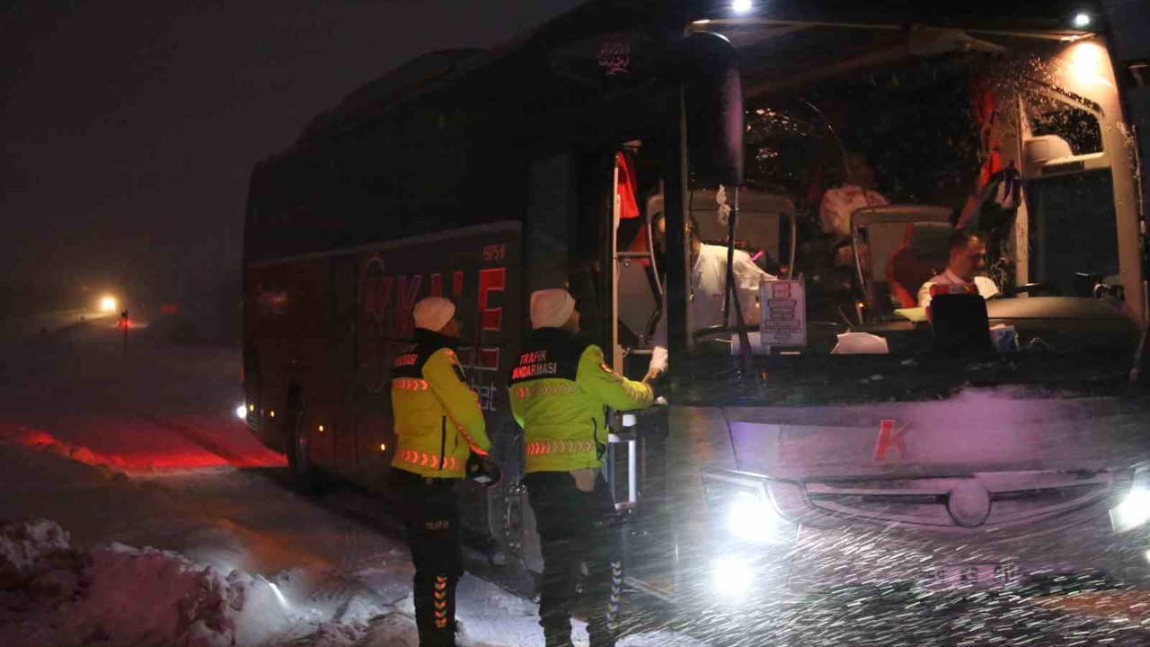 Kastamonu’da yoğun kar yağışı: Ağır tonajlı araçların geçişine izin verilmiyor
