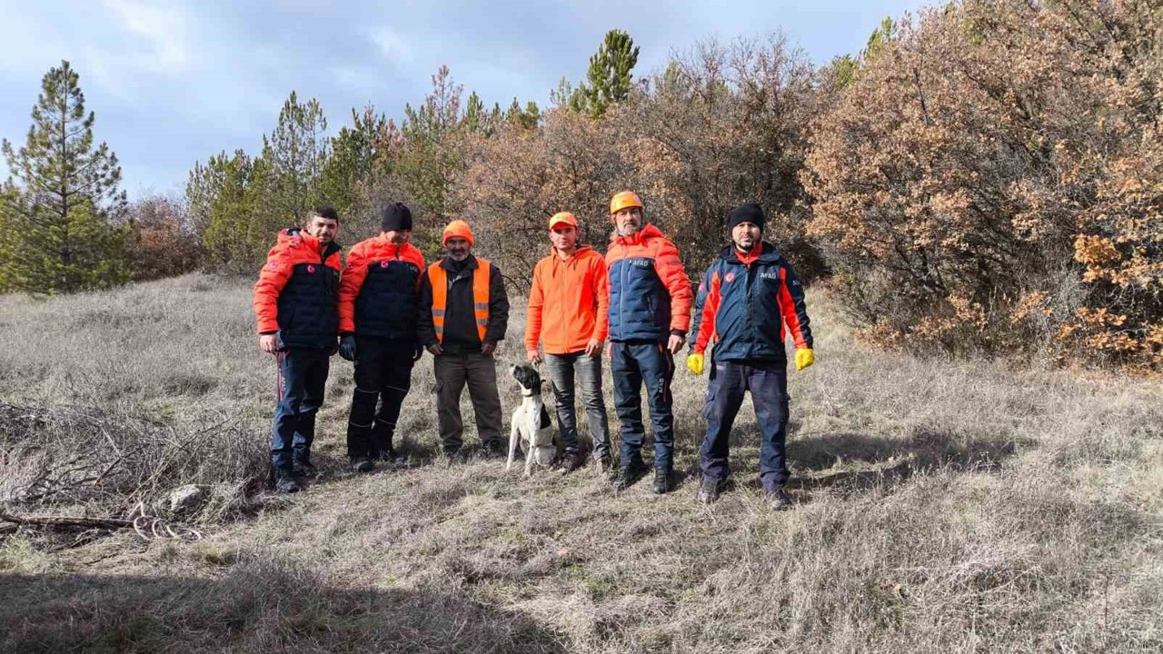 Eskişehir’de 12 metrelik çukura düşen köpeği AFAD ekibi kurtardı
