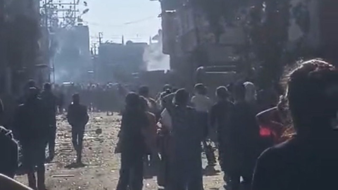 Adana’da bir mahalle taş, şişe ve sopalarla birbirine girdi
