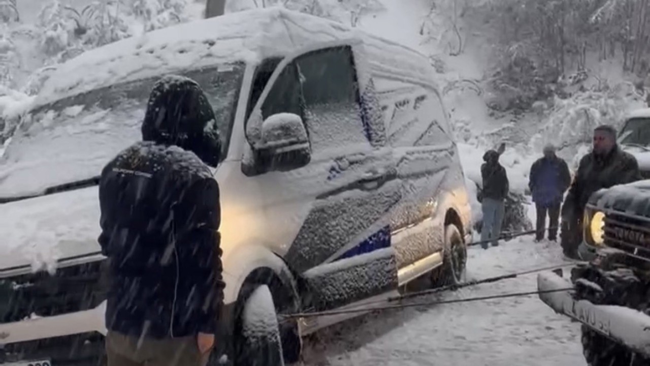 Şarampole kayan minibüsü, off-road araçları kurtardı
