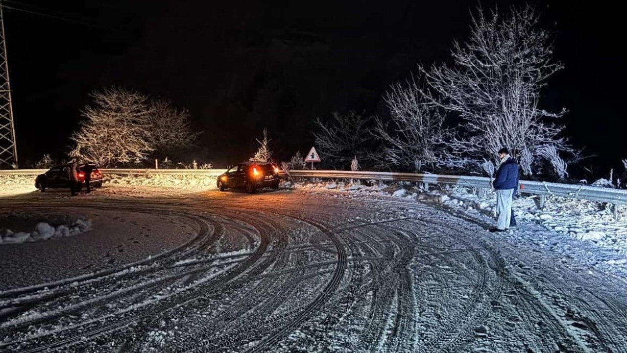 Oylat Kaplıcaları yolu kar nedeniyle kapandı
