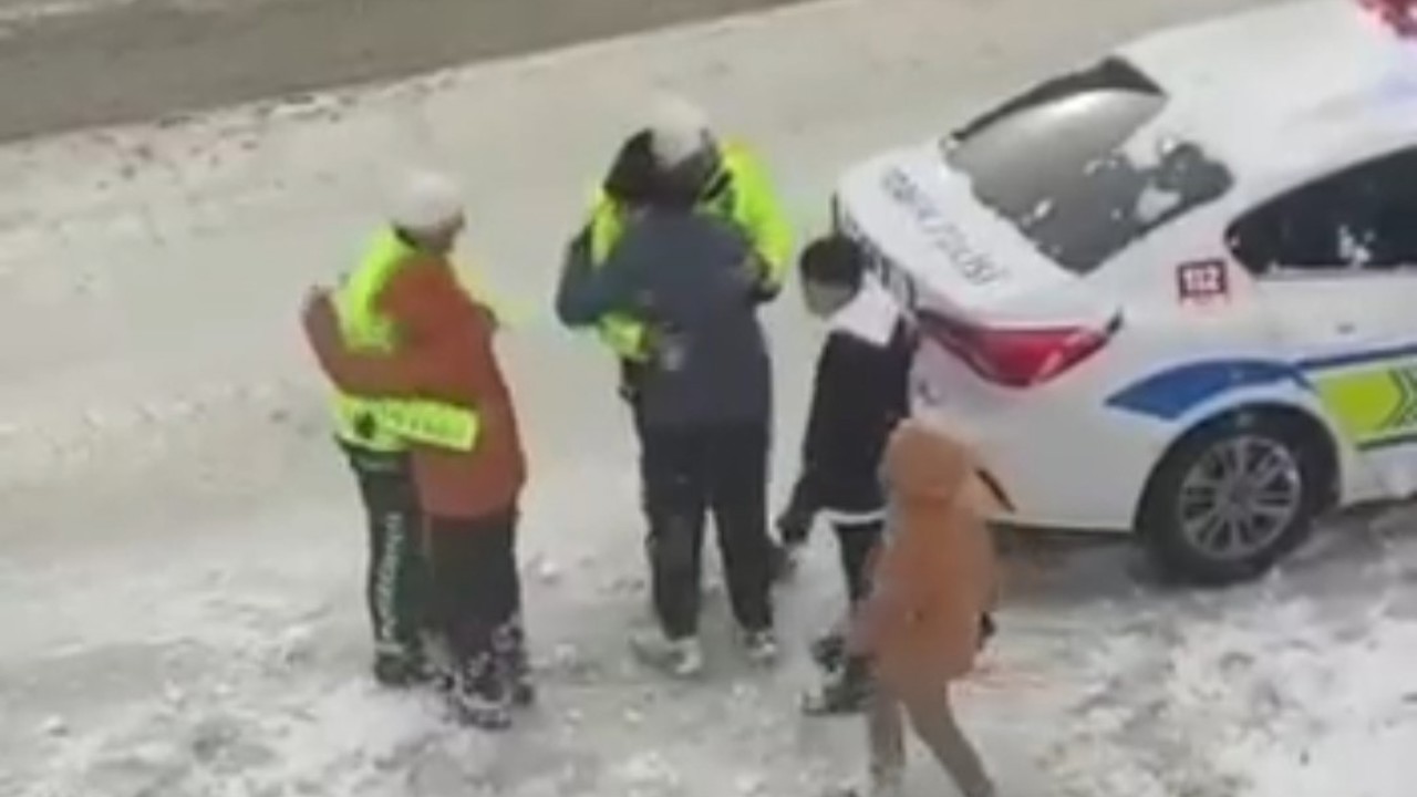 Van’da yürekleri ısıtan görüntüler: Trafik polisleri çocuklarla kartopu oynadı
