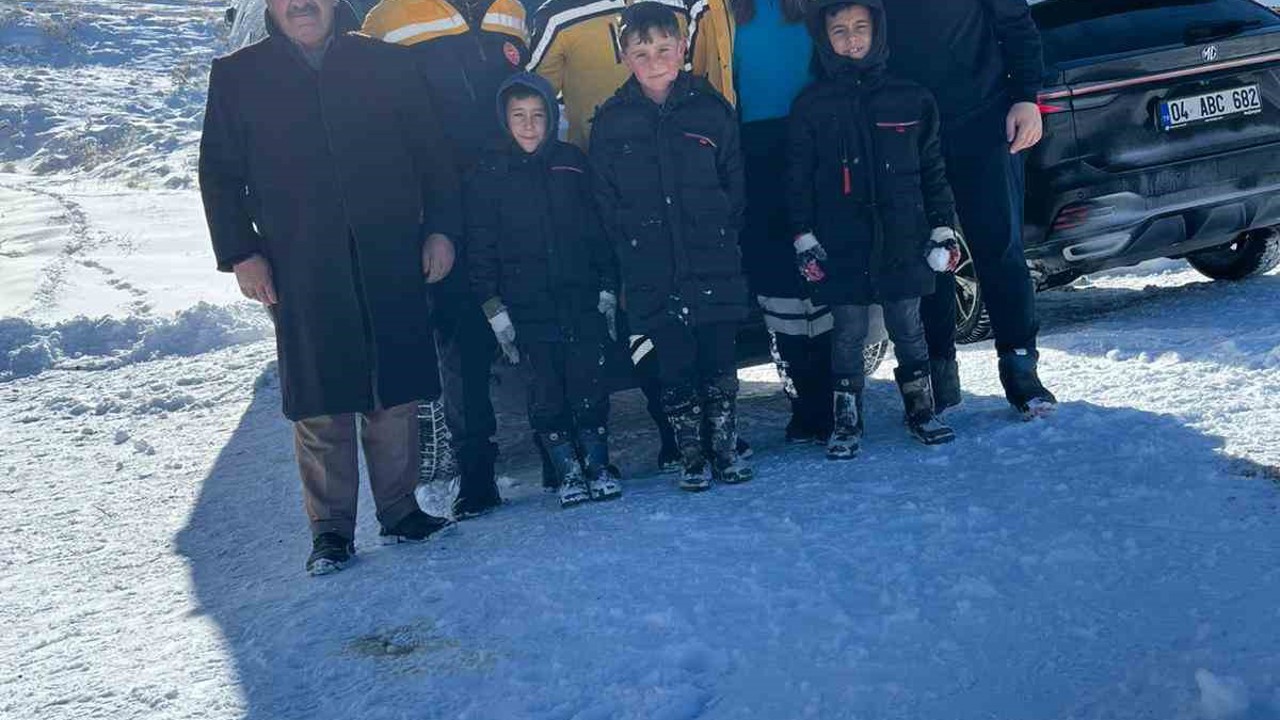 Ağrı’da sağlık ekipleri, kar ve tipiye rağmen hastalara ulaştı
