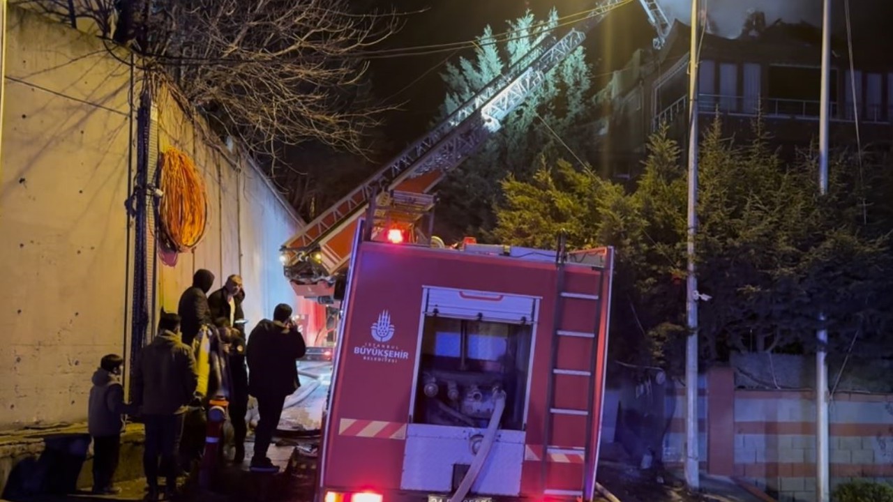 Arnavutköy’de 4 katlı binanın bacasında korkutan yangın
