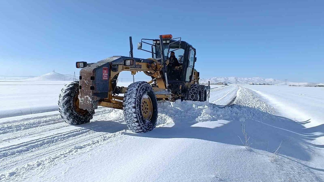 Ağrı’da kar ve tipi nedeniyle kapanan 354 köy yolu ulaşıma açıldı
