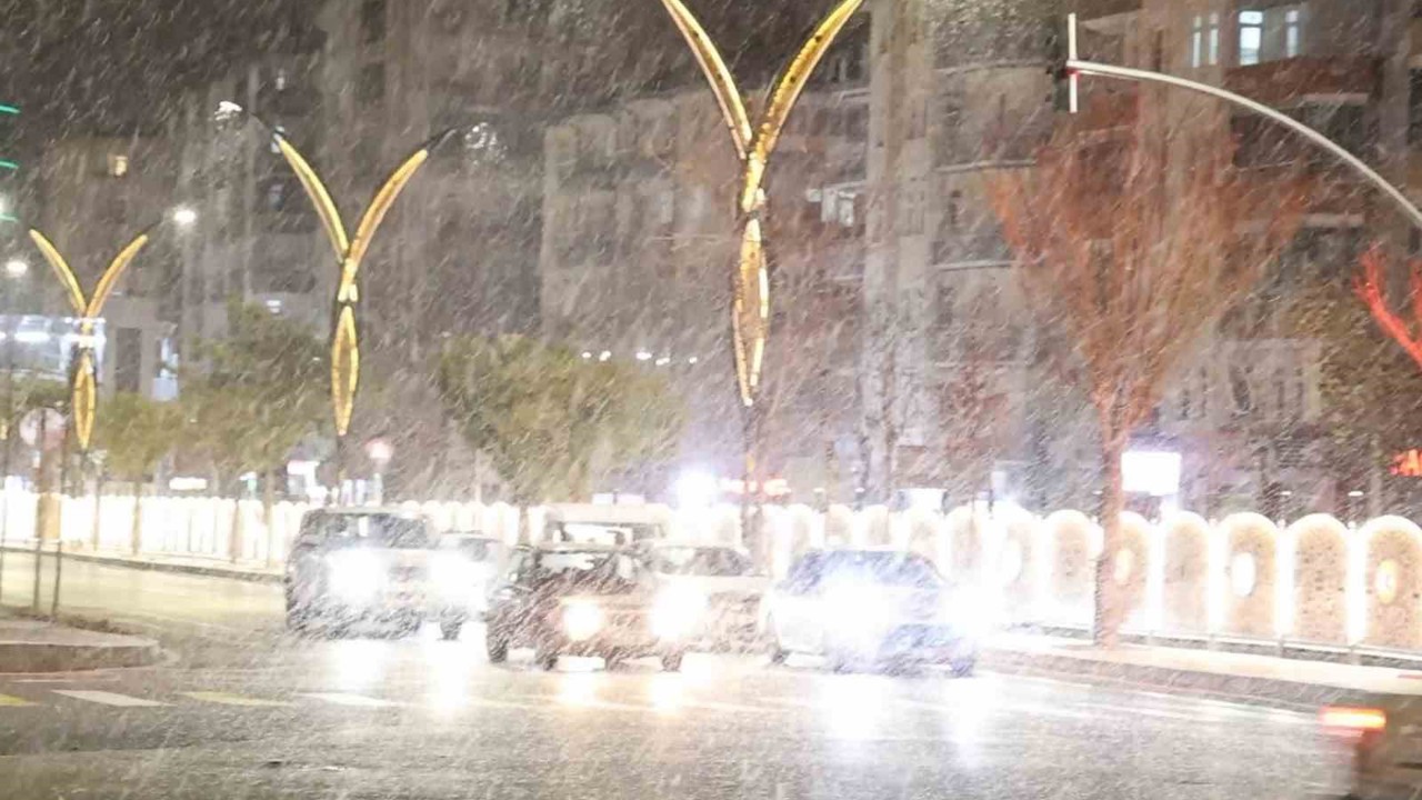 Aksaray’da beklenen kar yağışı başladı
