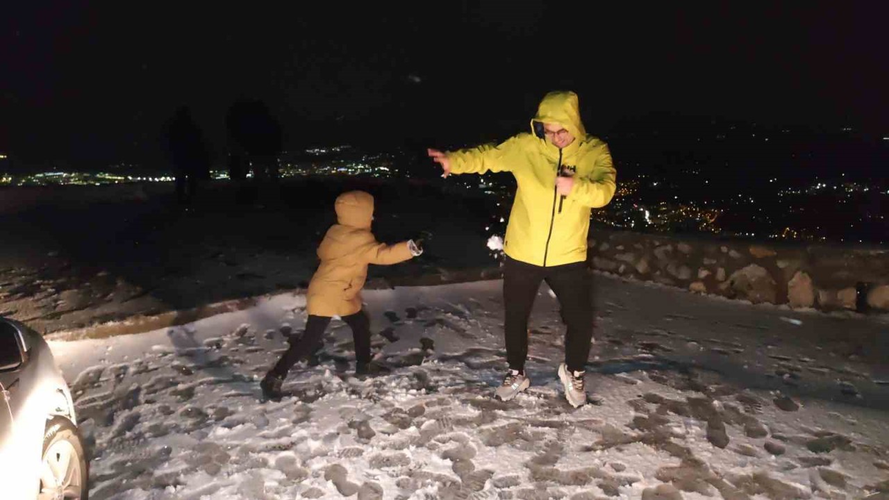 Spil Dağı Milli Parkı’na mevsimin ilk karı yağdı
