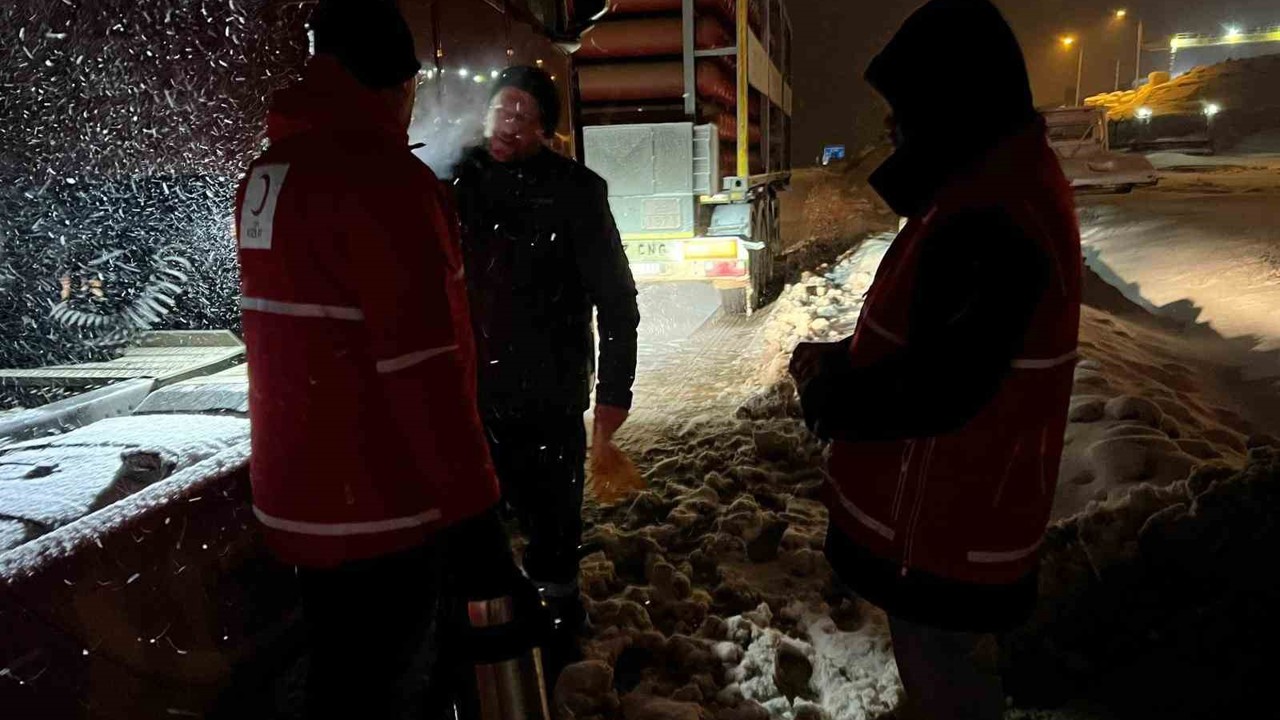 Kar sebebiyle kapanan yolda ekiplerden vatandaşlara sıcak içecek ikramı
