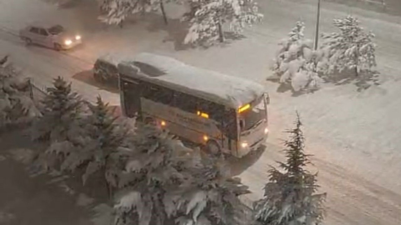 Bolu’da kar kalınlığı 30 santimetreyi aştı, onlarca araç rampalarda yolda kaldı
