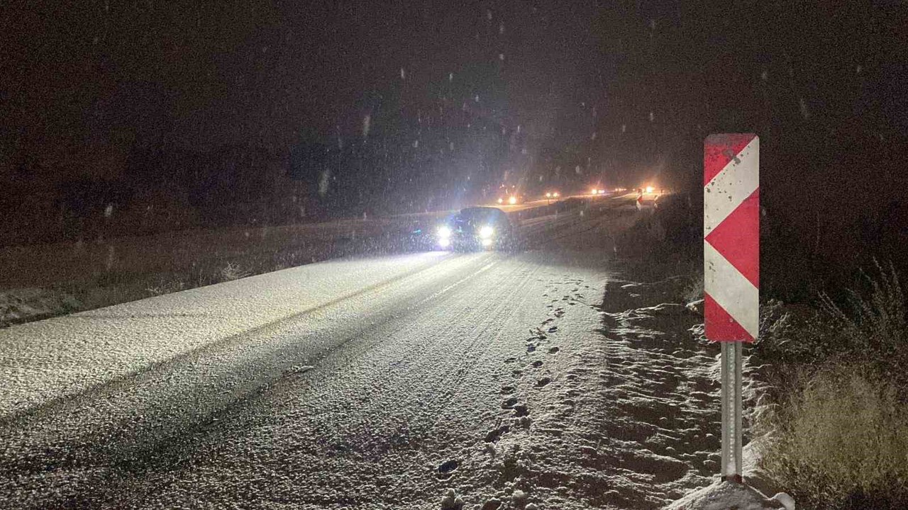 Burdur’da kar yağışı nedeniyle birçok araç yola kaldı
