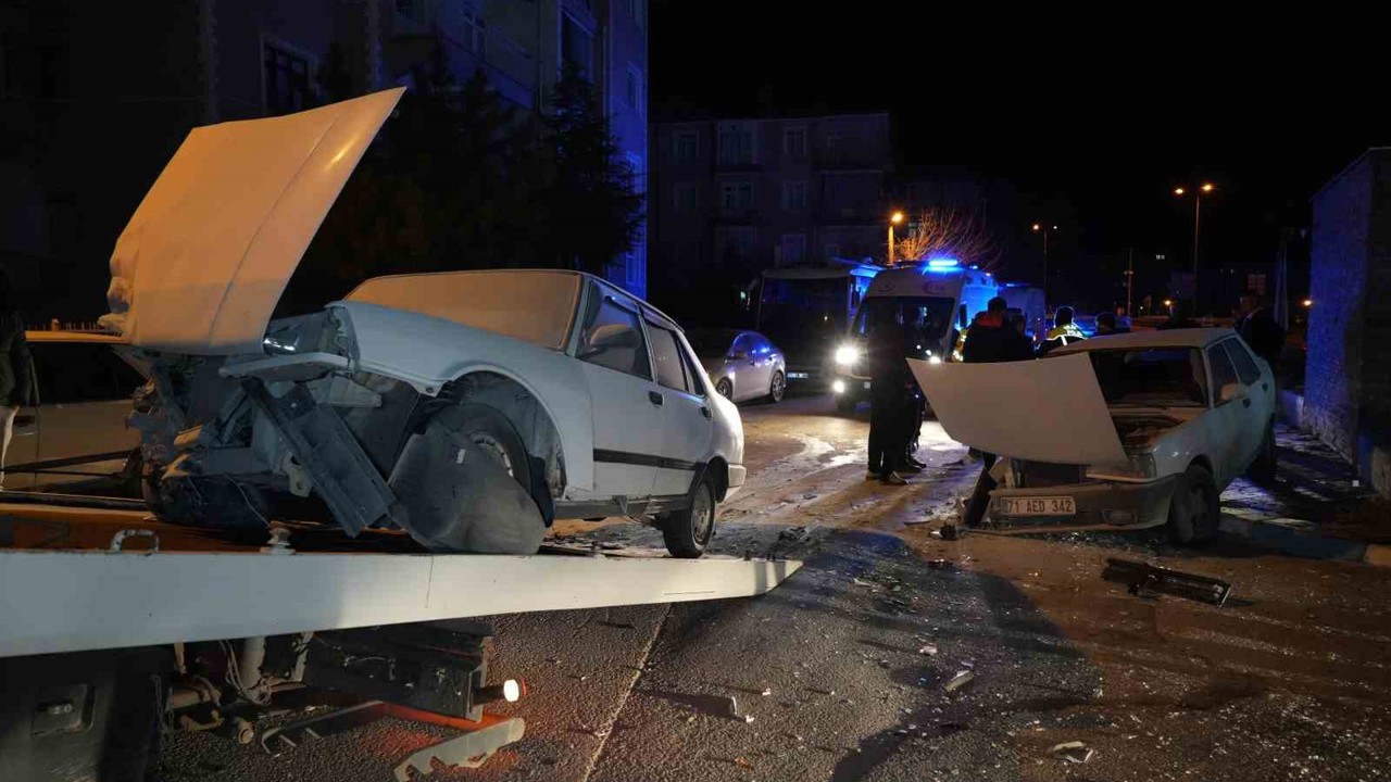 Kafa kafaya çarpışan iki Tofaş otomobil hurdaya döndü: 3 yaralı
