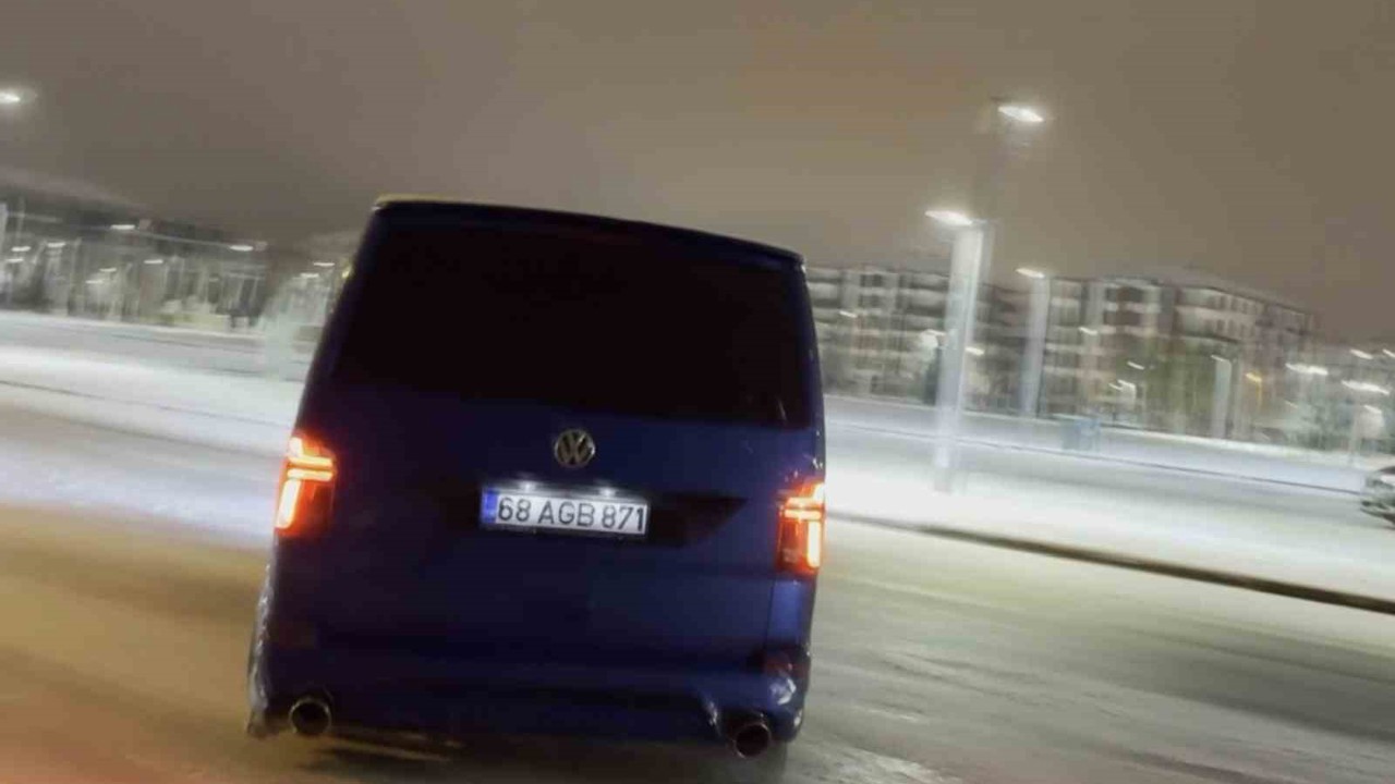 Karlı yolda drift atan sürücülerin tehlikeli anları kamerada
