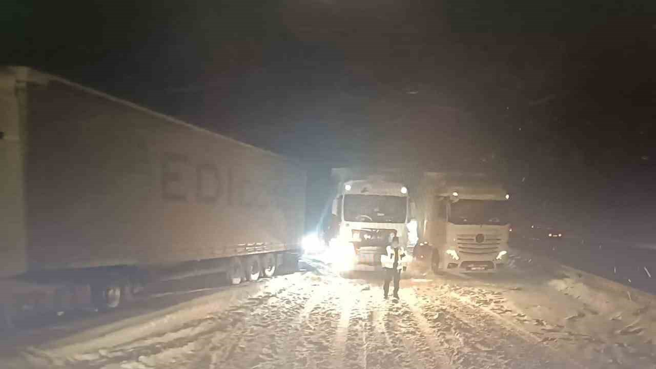 TEM Otoyolu’nun Bolu geçişi Ankara istikametinde 3 tırın yolu kapatması sonucu ulaşım durdu
