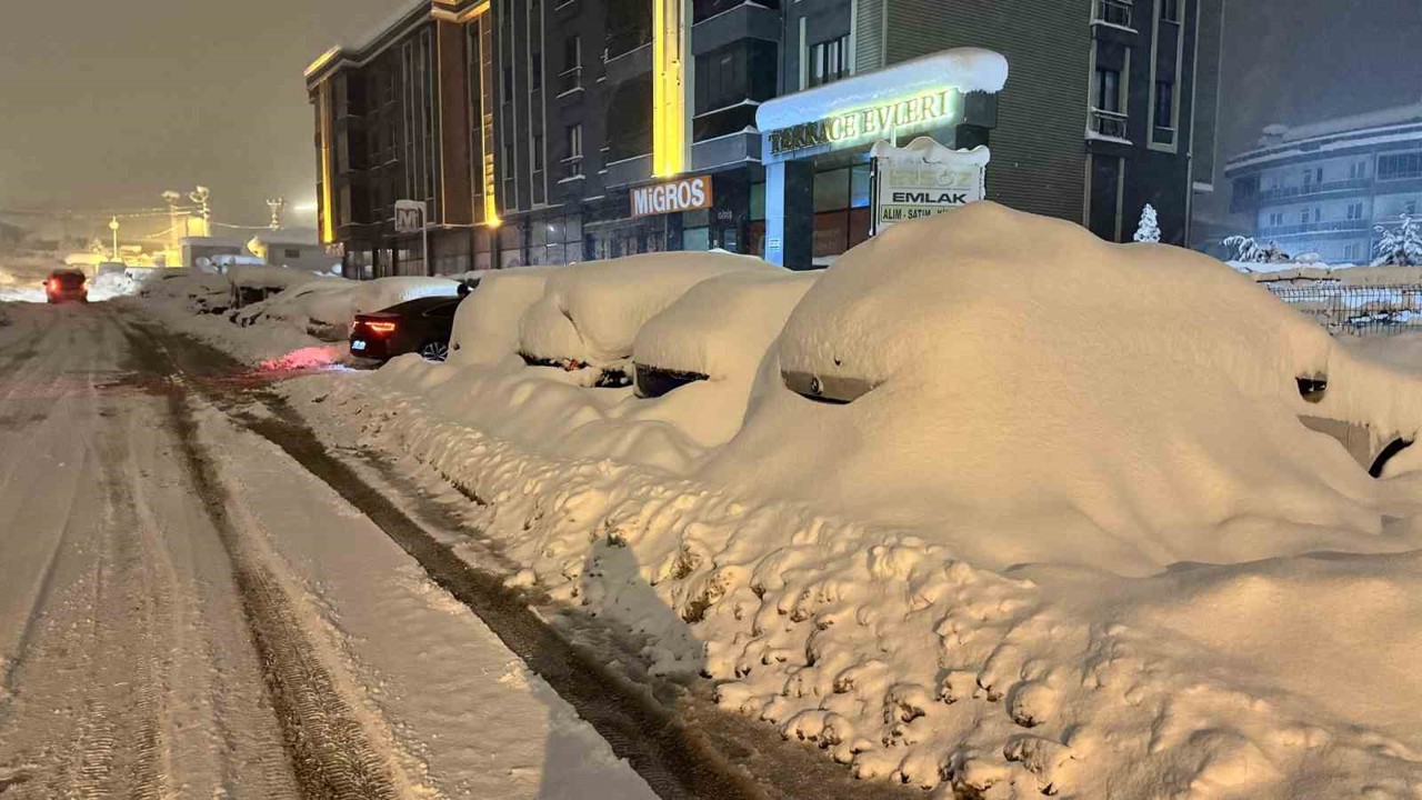 Safranbolu’da araçlar kar altında adeta kayboldu
